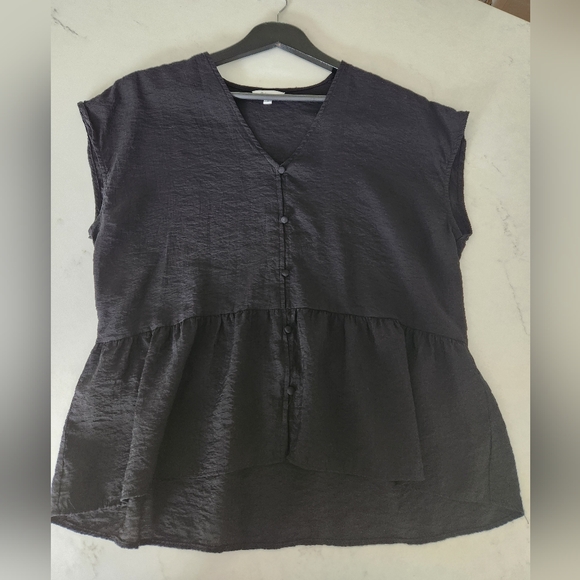 Black top - Picture 1 of 2